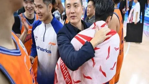 “球场上结谊：西藏少年献哈达 学香港粤语交流情谊”